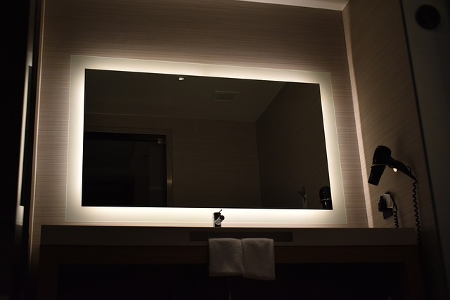 Lys op dit badeværelse med moderne LED-spejle og lamper