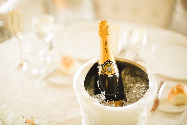 Champagne på den rigtige måde: Vælg den perfekte køler og det rette glas