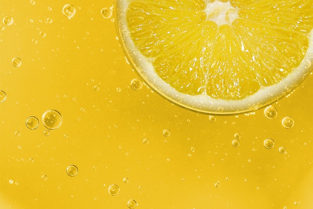 Gør din morgenfrisk med en friskpresset citronsaft